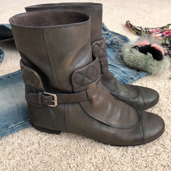 Authentic CHANEL Aged Moto Ankle Quilted BOOTS - Picture 4 of 8